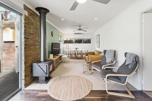 Smart TV, fireplace