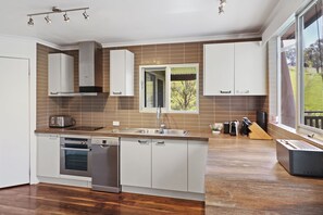 Fridge, microwave, oven, stovetop - Goughs Hideaway - Minutes from Lake Eildon (Goughs Bay)