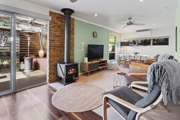 Smart TV, fireplace - Goughs Hideaway - Minutes from Lake Eildon (Goughs Bay)