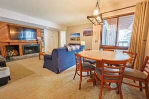 Interior - Wild Irishman 2 bed 2 bath deluxe On Shuttle Route Close to Everything! (Keystone)