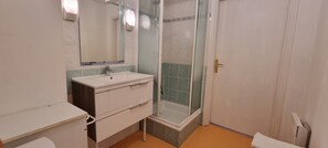 Shower, hair dryer, toilet paper - Confortable Studio Avec Balcon en Plein Centre de Concarneau - Parking Privé (Concarneau)