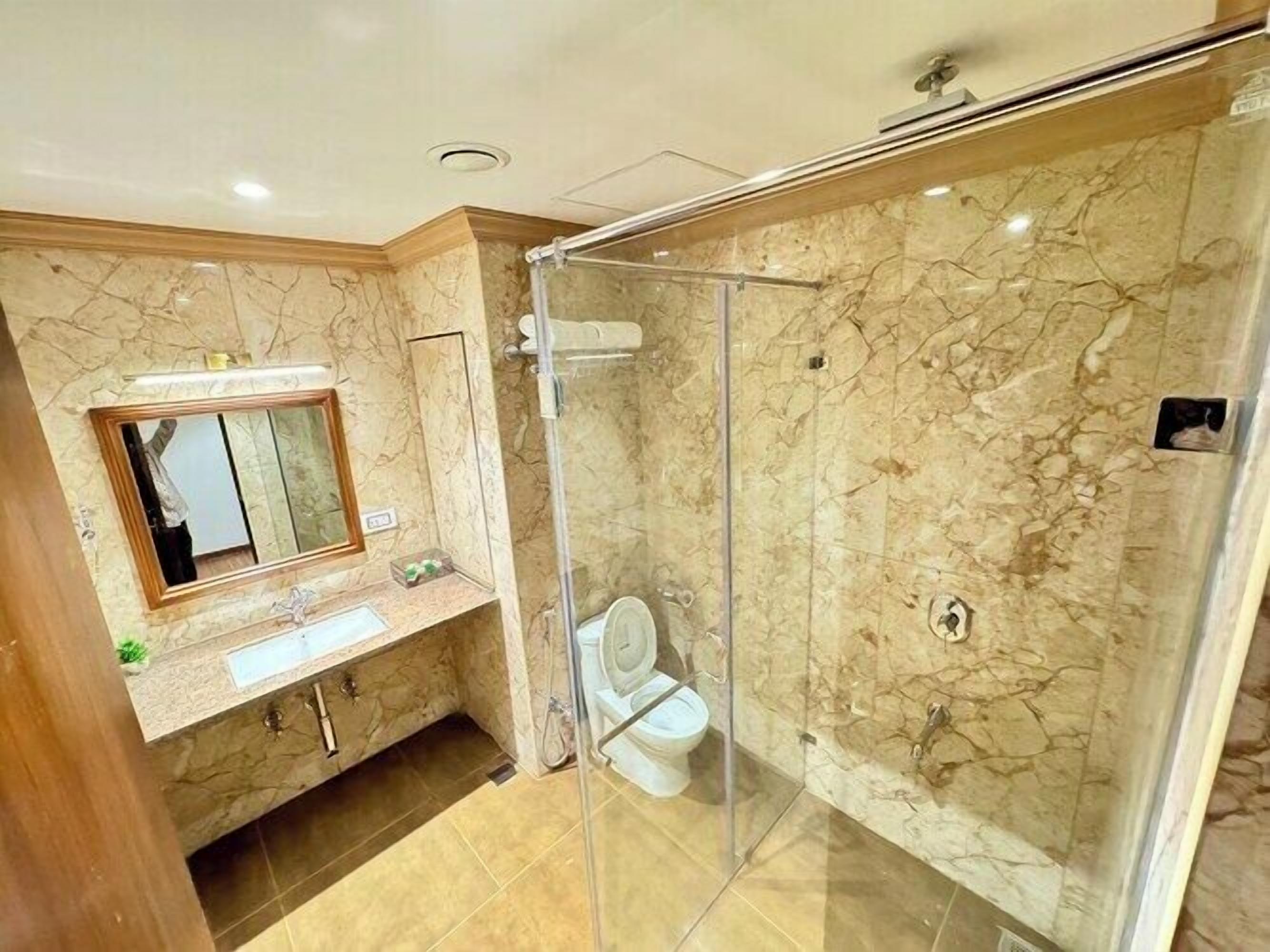 Classic Twin Room | Bathroom | Shower, free toiletries, bidet, towels
