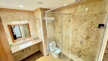 Classic Twin Room | Bathroom | Shower, free toiletries, bidet, towels