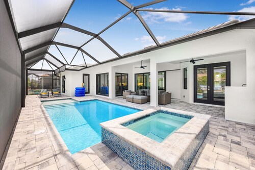 Marco Coastal Luxury | Pool, Spa & Outdoor Kitchen