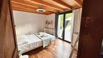 4 kamar tidur, setrika/meja setrika, Wi-Fi gratis, dan seprai linen