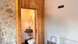 Separate bathtub and shower, deep-soaking bathtub, hair dryer, towels - Villa With Pool in Pelekas Near the Beach (Corfu)