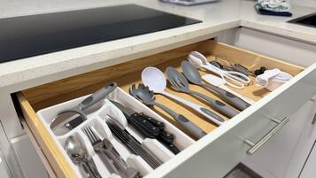 Microondas, horno, parrilla de estufa y toallas de papel