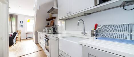 ثلاجة، ميكروويف، فرن، موقد طهي مسطح