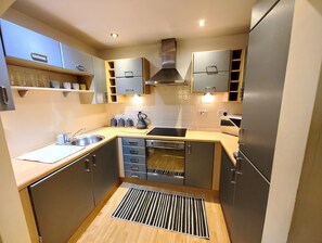 Comfort Apartment | Private kitchen | Full-size fridge, microwave, oven, cookware/dishes/utensils - Cosy 2 Bedroom Apartment  (Nantwich)