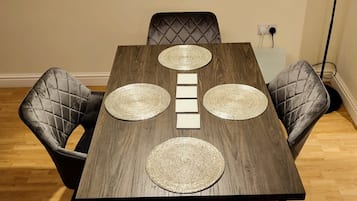 Apartemen Comfort | Makan di kamar