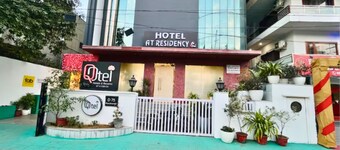 Qotel Hotel AT Residency Kaushambi