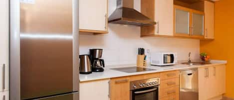 Réfrigérateur, micro-ondes, four, plaque de cuisson