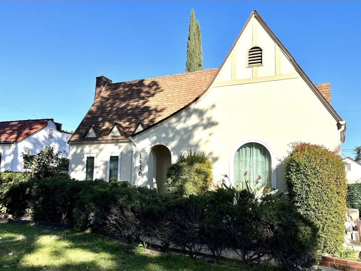 Elegant 4 BD/3 BA w/ 3 parking w/ Self Chk, quiet