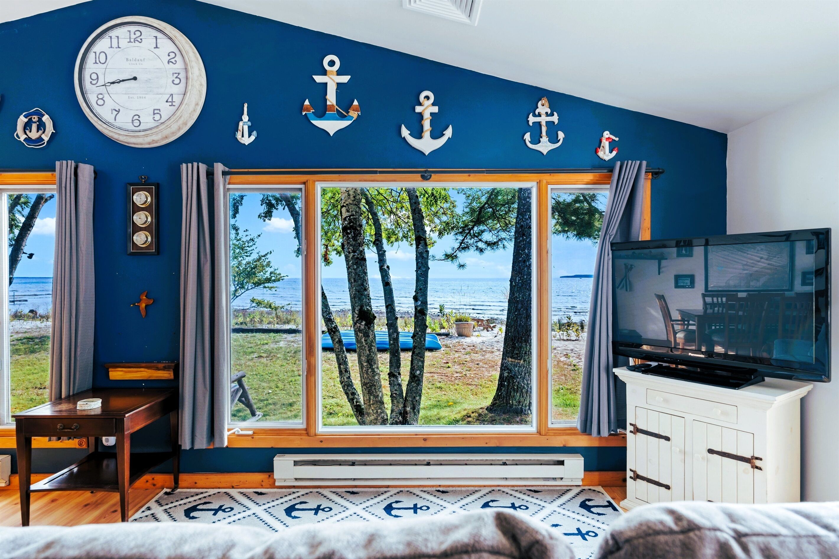 Smart-TV, bøker og kontorer