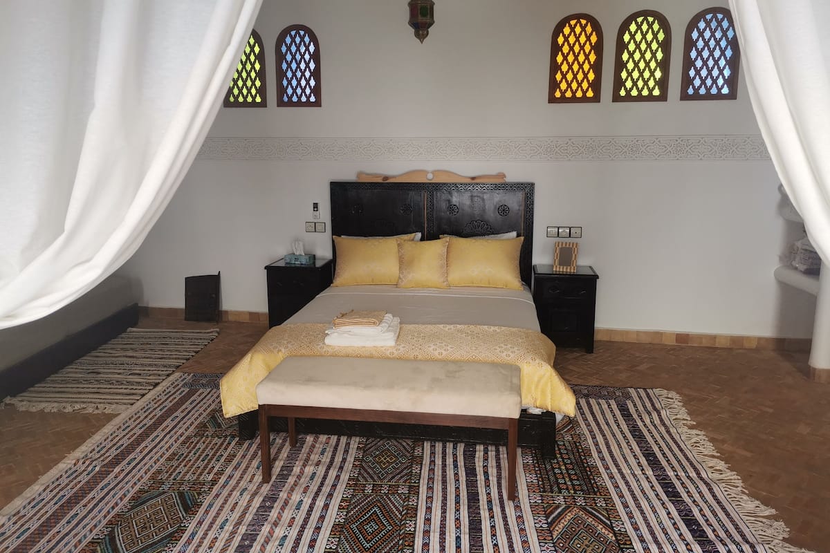 Deluxe Suite (Fes) | Bathroom | Free toiletries, hair dryer, towels