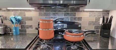 Réfrigérateur, four à micro-ondes, un four, surface de cuisson