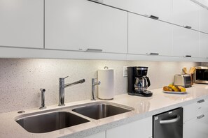 Réfrigérateur, four à micro-ondes, un four, surface de cuisson