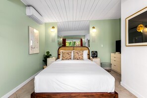 4 bedrooms, desk, iron/ironing board, free WiFi