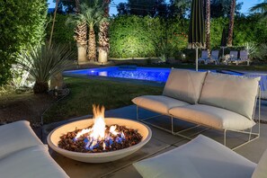 A backyard with a swimming pool, a fire pit, and outdoor seating. - Racquet Club Rendezvous – Palm Springs Escape (Palm Springs)