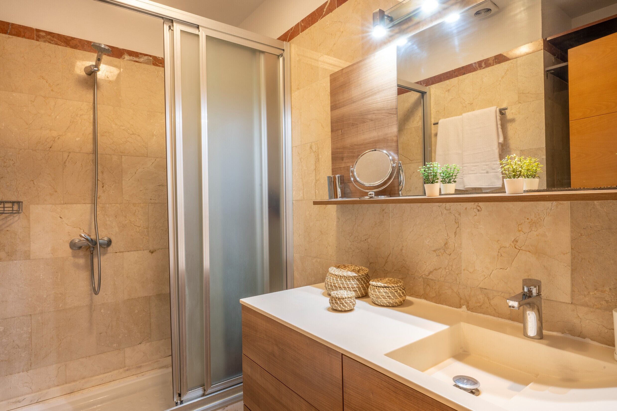 Dusche, Haartrockner, Handtücher