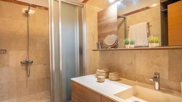 Een douche, een haardroger, handdoeken