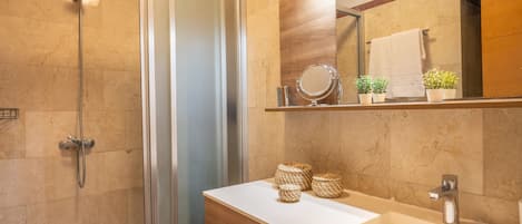 Shower, hair dryer, towels
