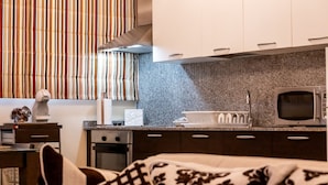A modern kitchen with granite countertops, stainless steel appliances, and white cabinetry. - Céntrico Apartamento en Santa Cruz (Santa Cruz de Tenerife)