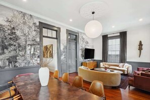 Unclassified image, 5 of 24, button