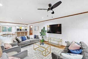 Televisión y oficina 