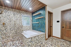 Bathtub, hair dryer, towels - Russwood Acres Estate ft Gym, Cinema, Pool Table (McKinney)