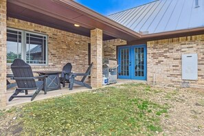 Outdoor dining - Russwood Acres Estate ft Gym, Cinema, Pool Table (McKinney)