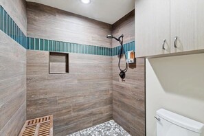 Bathtub, hair dryer, towels - Russwood Acres Estate ft Gym, Cinema, Pool Table (McKinney)