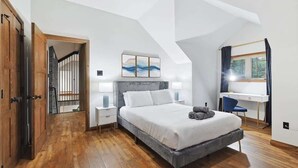 5 slaapkamers, een bureau, een strijkplank/strijkijzer, wifi