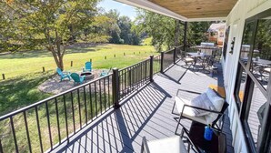 Una terrazza coperta con vista su una zona verde e alberi.