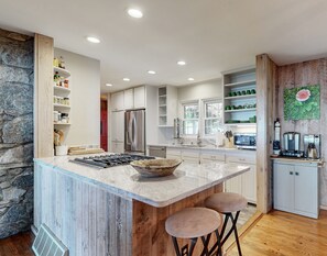 Kjøleskap, mikrobølgeovn, ovn og kokeplater