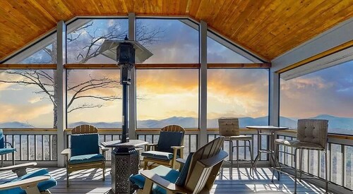 Darby Cottage: Panoramic Mtn Views, Screened Porch, Stunning Terrace
