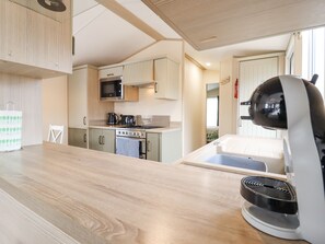 Refrigerador, tetera eléctrica, tostadora y utensilios de cocina