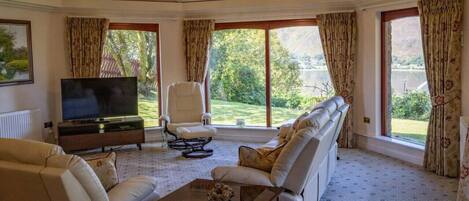 Televisie en een open haard