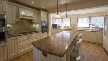 Fridge, microwave, oven, coffee/tea maker