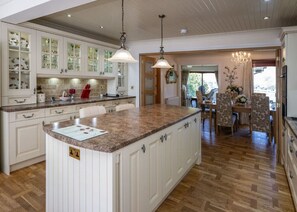 Dining - Hillcrest in the town of Fort William (Fort William)