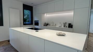 Kühlschrank, Mikrowelle, Ofen, Geschirrspüler