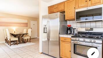 雪櫃、微波爐、焗爐、爐具