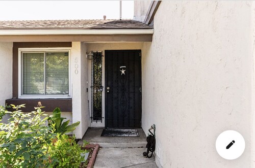 MAGIQ Manor- Private 2 Bedrooms, 1 Bath. No Shared Spaces w Private Yard 