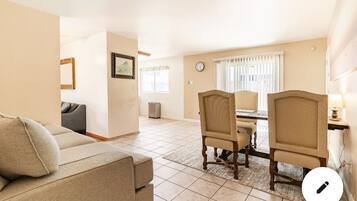 智能電視、壁爐、書籍