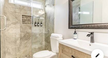 MAGIQ Manor- Private 2 Bedrooms, 1 Bath. No Shared Spaces w Private Yard