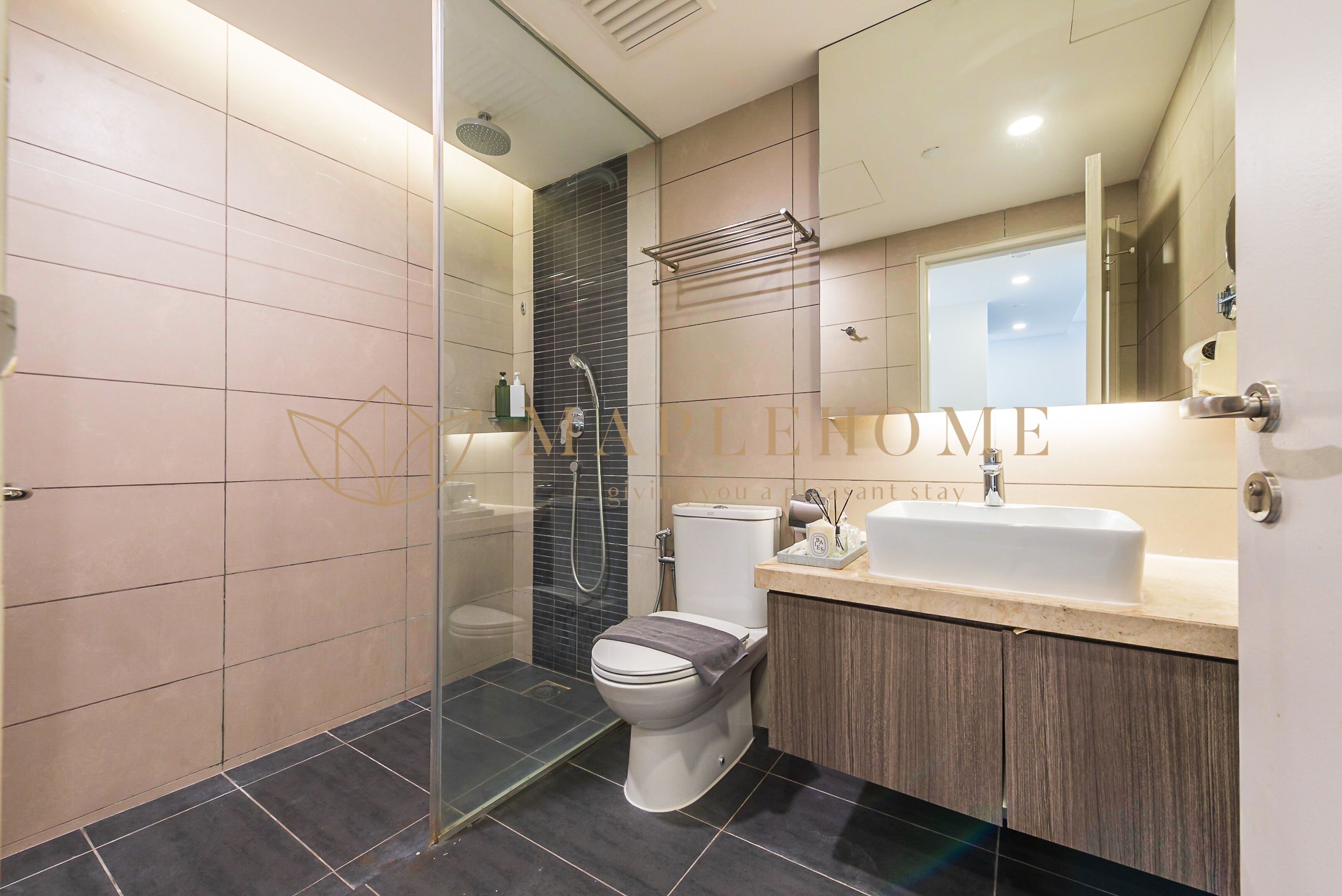 Hair dryer, bidet, towels, shampoo