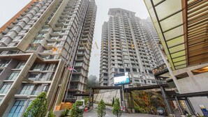 A high-rise residential building with multiple balconies and a modern architectural design. - Ion Delemon Premier Suites Genting (Genting Highlands)