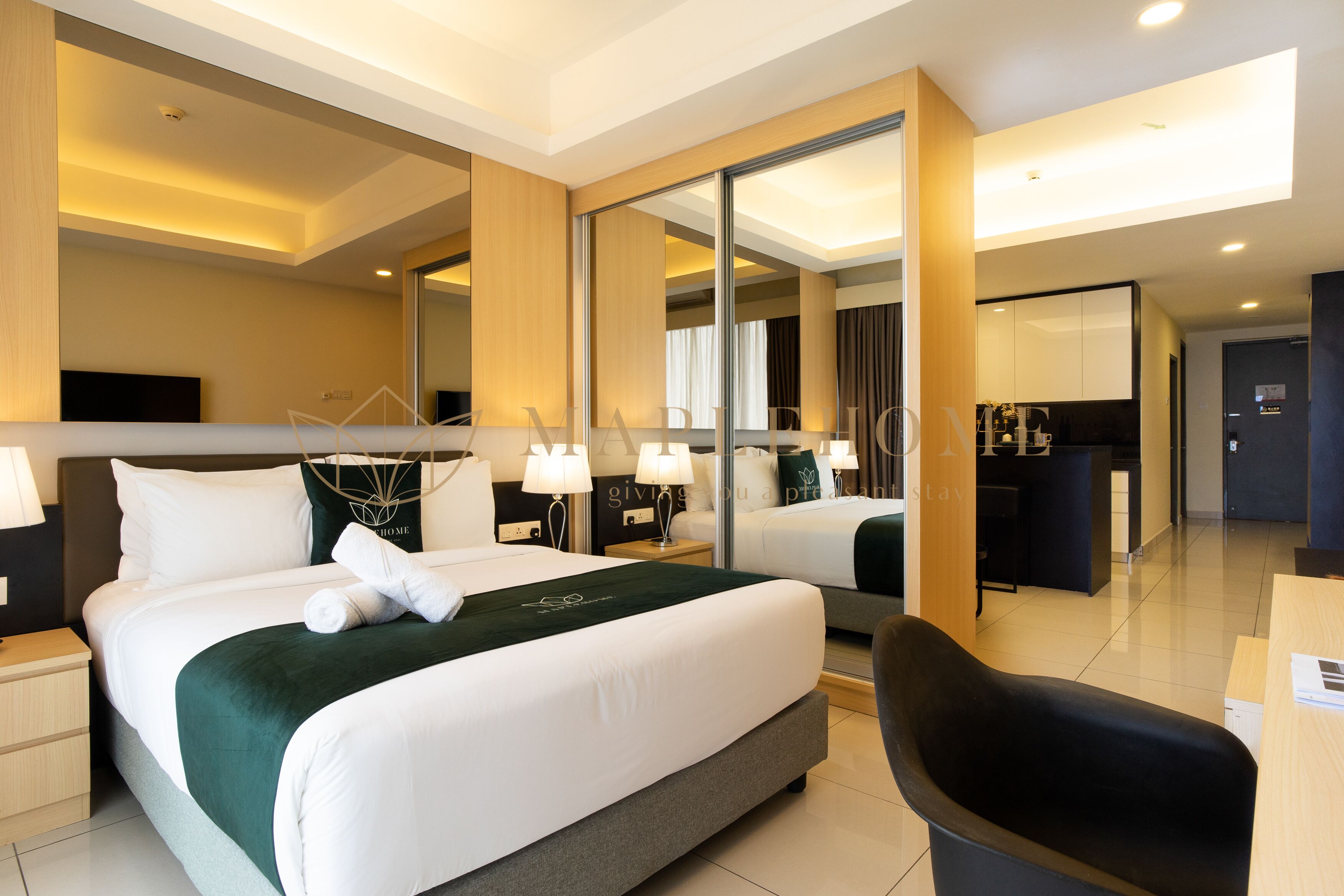 Premier Studio, 1 Queen Bed, Balcony | Desk, laptop workspace, blackout drapes, iron/ironing board