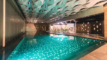 Alberca techada, acceso de 08:00 a 21:00, y camastros