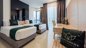 A modern hotel room with two beds, a desk, and a view of the city. - Ion Delemon Premier Suites Genting (Genting Highlands)